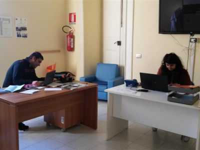 Uno degli uffici dove i volontari lavorano al computer